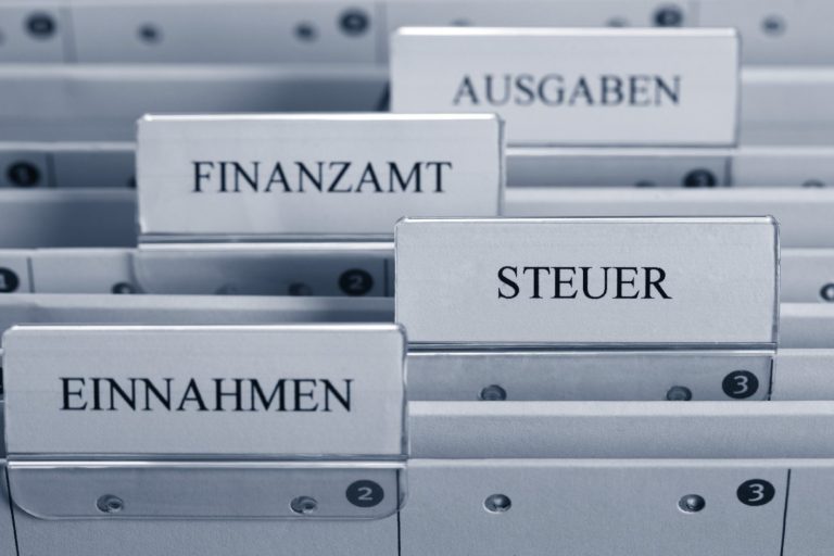 Hängeregister mit den Namen Finanzamt Steuer und Einnahmen