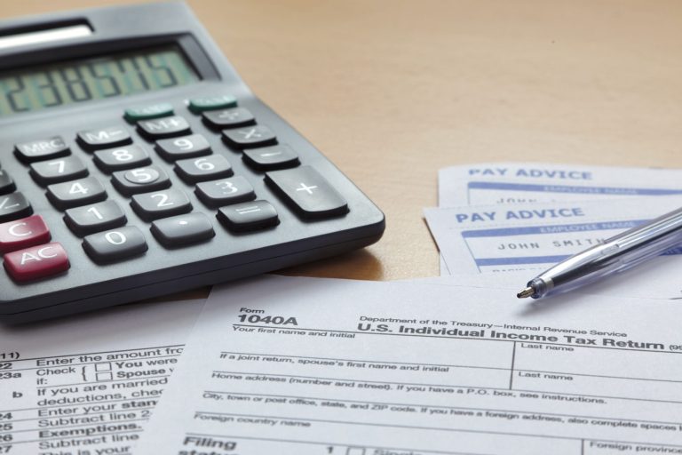 Taschenrechner auf einem Blatt Papier